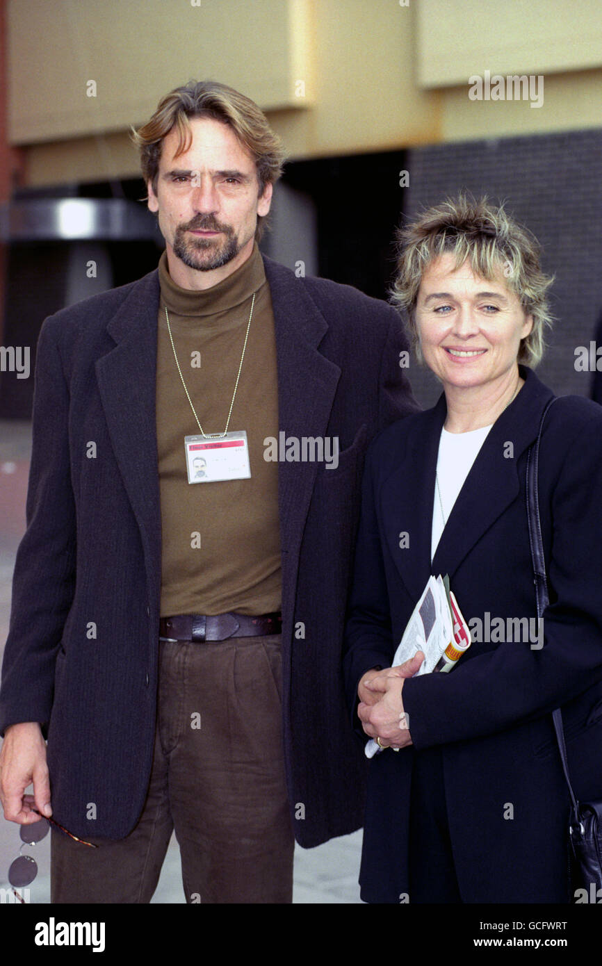 JEREMY IRONS & SINEAD CUSACK. ACTORS, JEREMY IRONS AND SINEAD CUSACK ATTEND THE 1997 LABOUR PARTY CONFERENCE IN BRIGHTON. Stock Photo