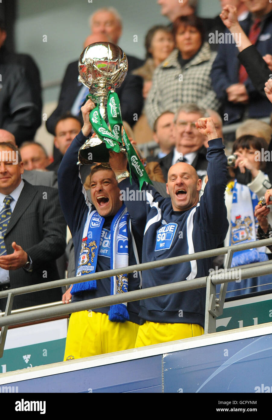 Barrow's managers Dave Bayliss and Darren Sheridan lift the FA Trophy Stock Photo