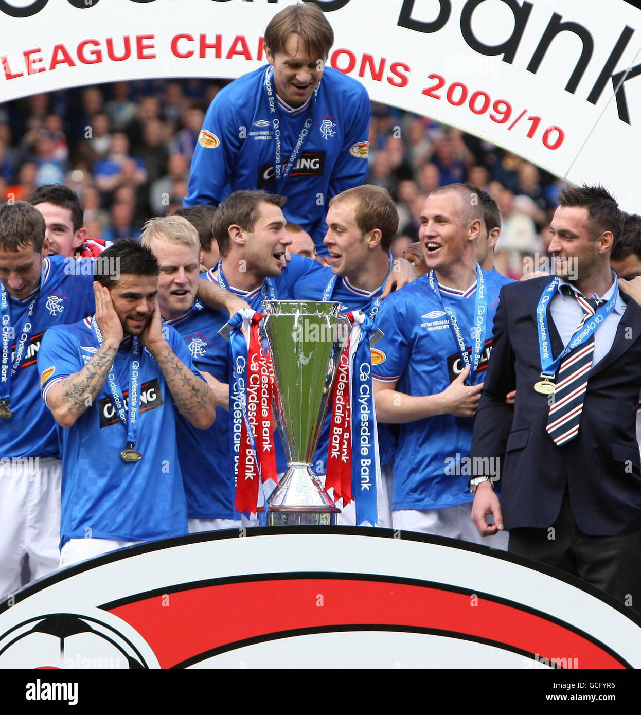 Soccer - Clydesdale Bank Scottish Premier League - Rangers v Motherwell - Ibrox Stadium. Ranger's Team lifts the Championship Trophy after the Clydesdale Bank Scottish Premier League match at Ibrox, Glasgow. Stock Photo