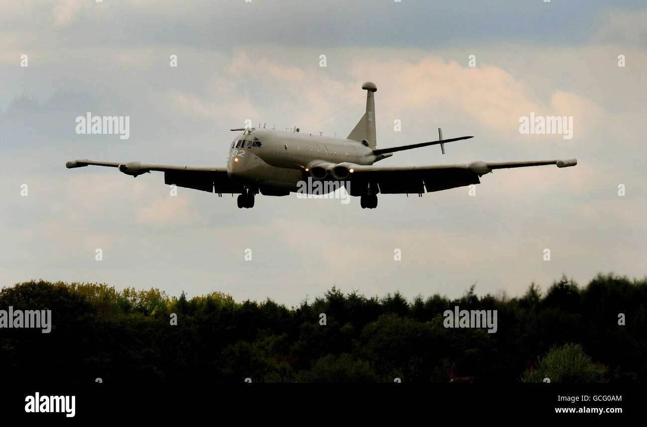 Raf nimrod mr2 reconnaissance aircraft hi-res stock photography and ...