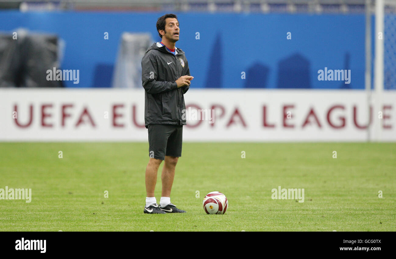 Athletico Madirid head coach Quique Flores during the training session at the HSH Nordbank Arena, Hamburg, Germany. Stock Photo