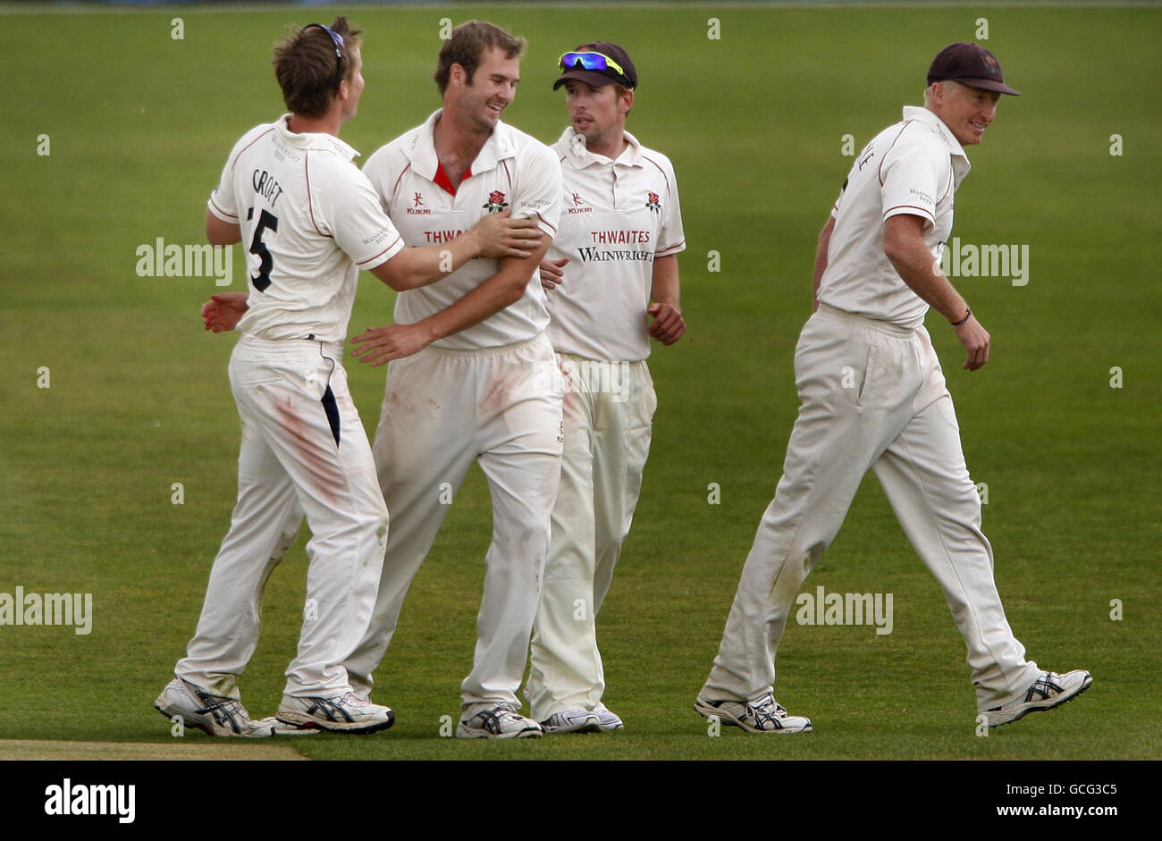Lancashire fielder Steven Croft (left) celebrates with teammates and captain Glen Chapple (right) after catching the final Warwicksire batsman Jonathan Trott for 150 to claim victory, during the LV County Championship, Division One match at Edgbaston, Birmingham. Stock Photo