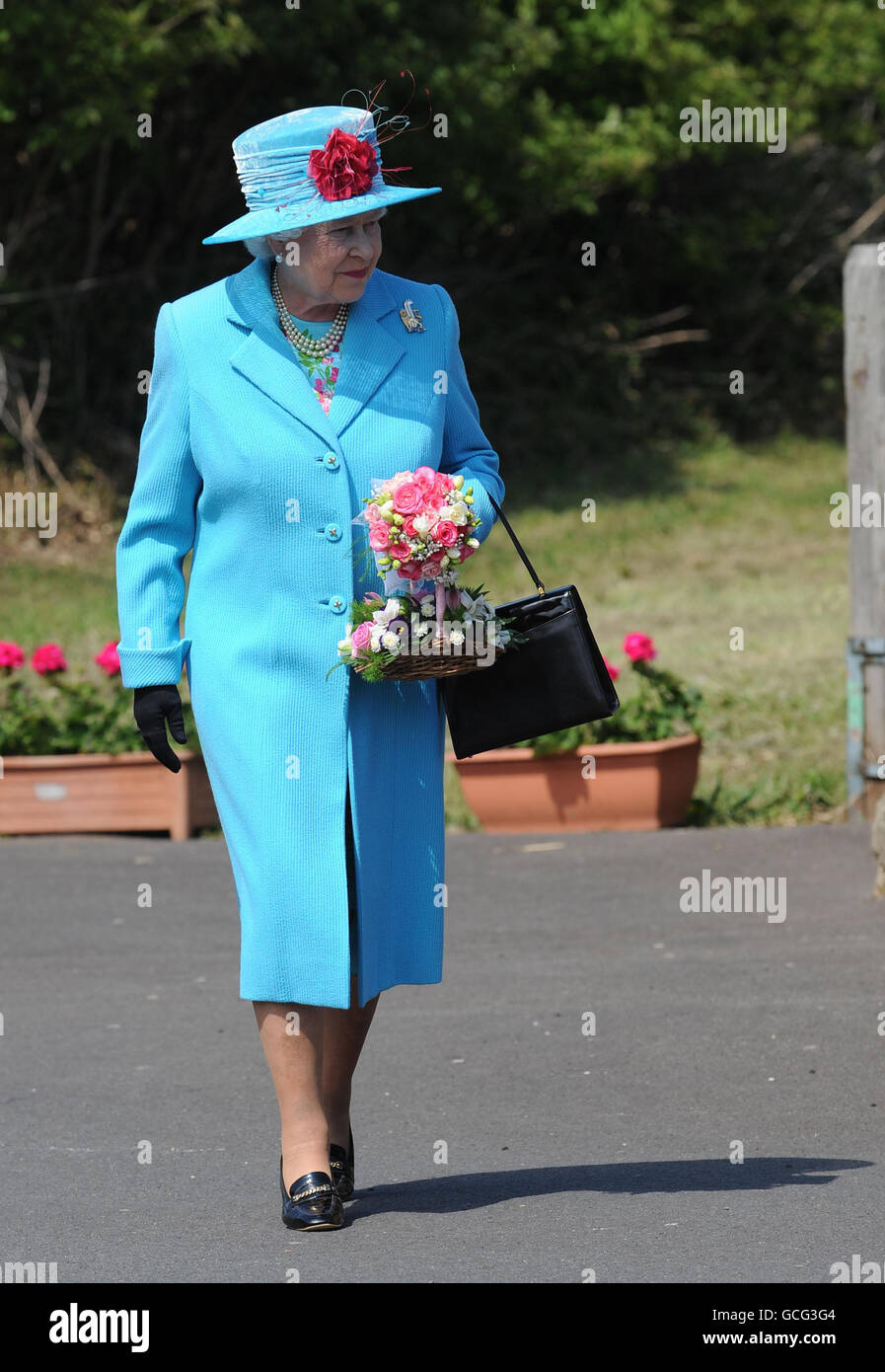 Queen Elizabeth II leaves after visiting the Blacksmiths Arms Inn at ...