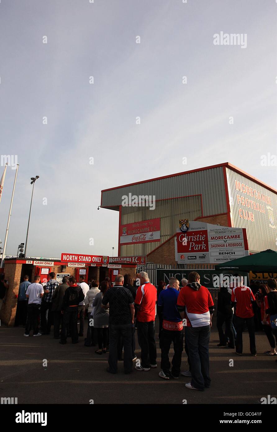 Fans queue outside football ground hi-res stock photography and images ...