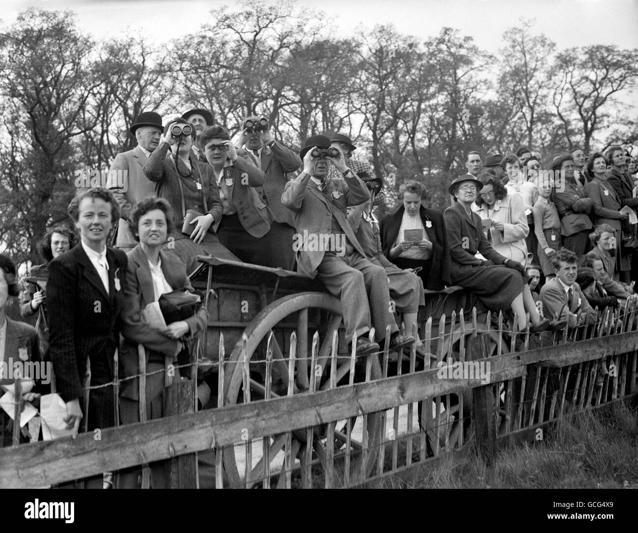 Horse Racing - Old Surrey, Burstow and Surrey Union Point to Point Meeting - Gatwick Racecourse. Spectators watch a race from a farm cart. Stock Photo