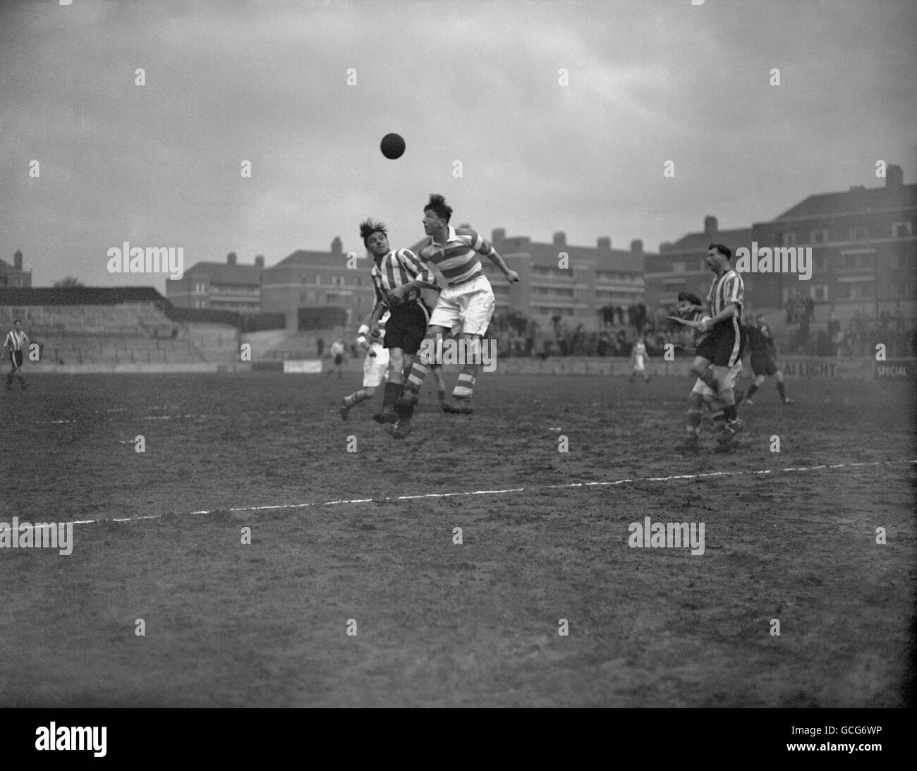 Soccer - League Division Two - Queens Park Rangers v Brentford - Loftus Road. Michael Powell, Queens Park Rangers (right) heads the ball in their match against Brentford Stock Photo