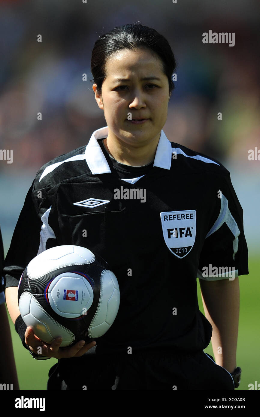 Womens soccer referee hi-res stock photography and images - Alamy