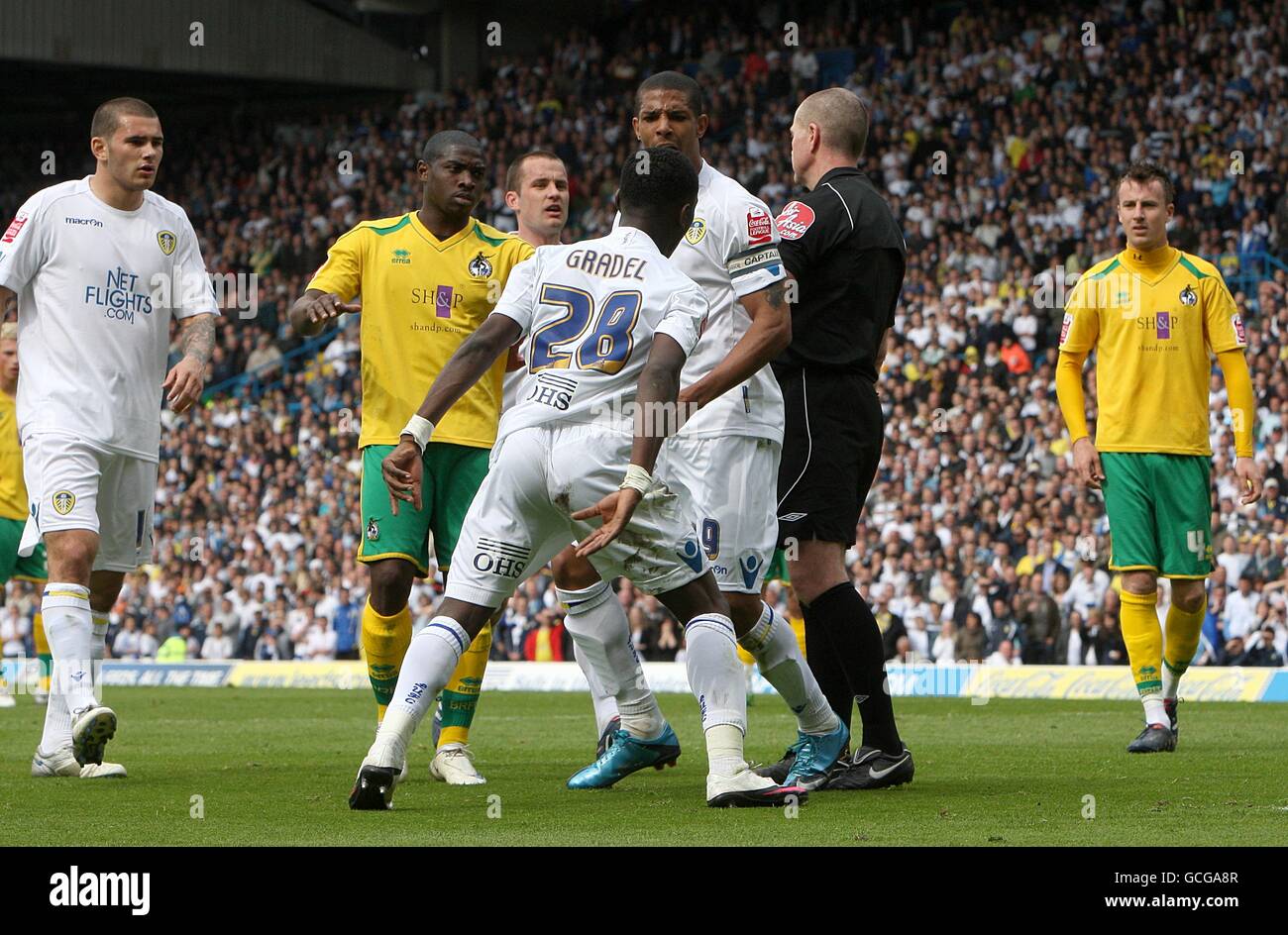Leeds United's Max Gradel (centre) refuses to leave the pitch after being shown a red card by referee Graham Salisbury (right) Stock Photo