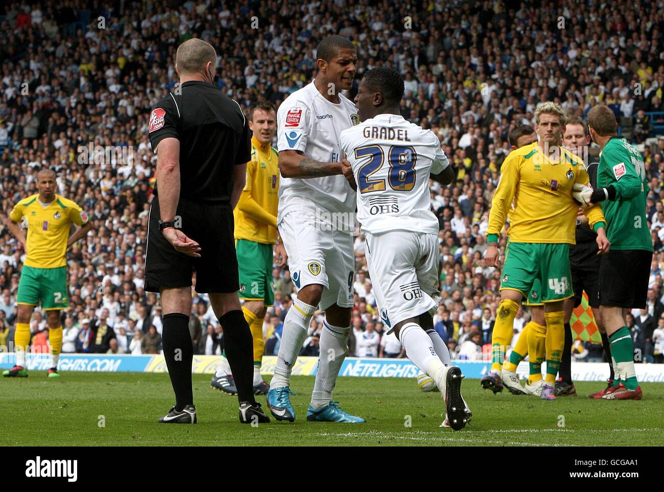 Leeds United's Max Gradel (centre) refuses to leave the pitch after being shown a red card by referee Graham Salisbury (left) Stock Photo