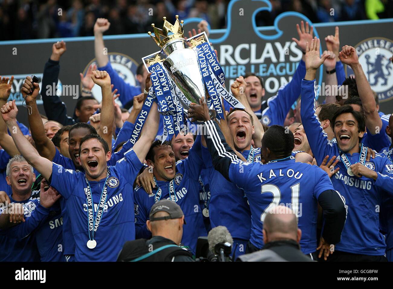 Soccer - Barclays Premier League - Chelsea v Wigan Athletic - Stamford Bridge. Chelsea's John Terry (right of centre) lifts the Premier League trophy with his teammates Stock Photo