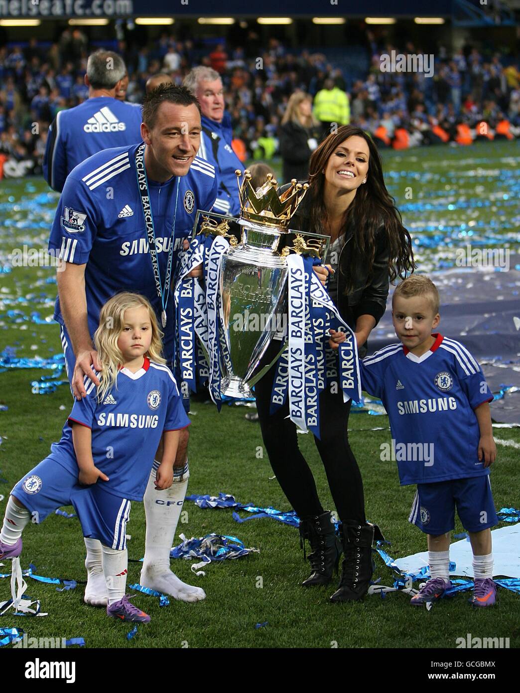 Soccer - Barclays Premier League - Chelsea v Wigan Athletic - Stamford Bridge. Chelsea captain John Terry with wife Toni Poole and their two children celebrate with the Premier League trophy Stock Photo