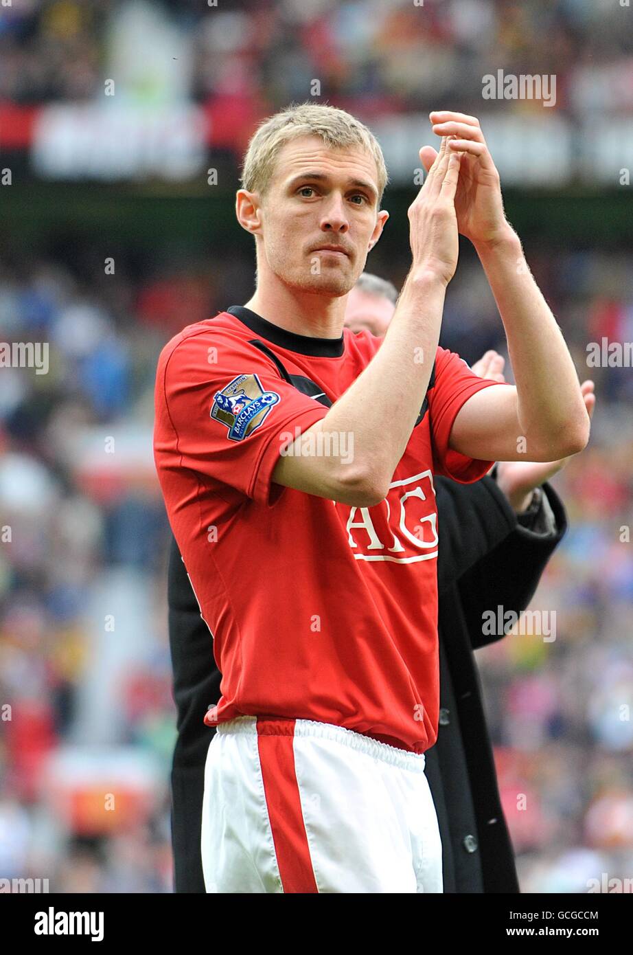 Manchester United's Darren Fletcher applauds the fans after the match Stock Photo