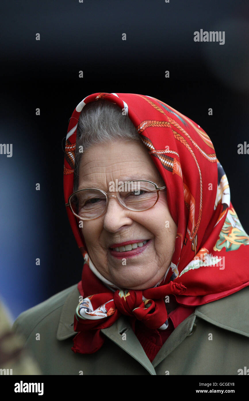 Queen all smiles as she drives herself to Royal Windsor Horse Show | News
