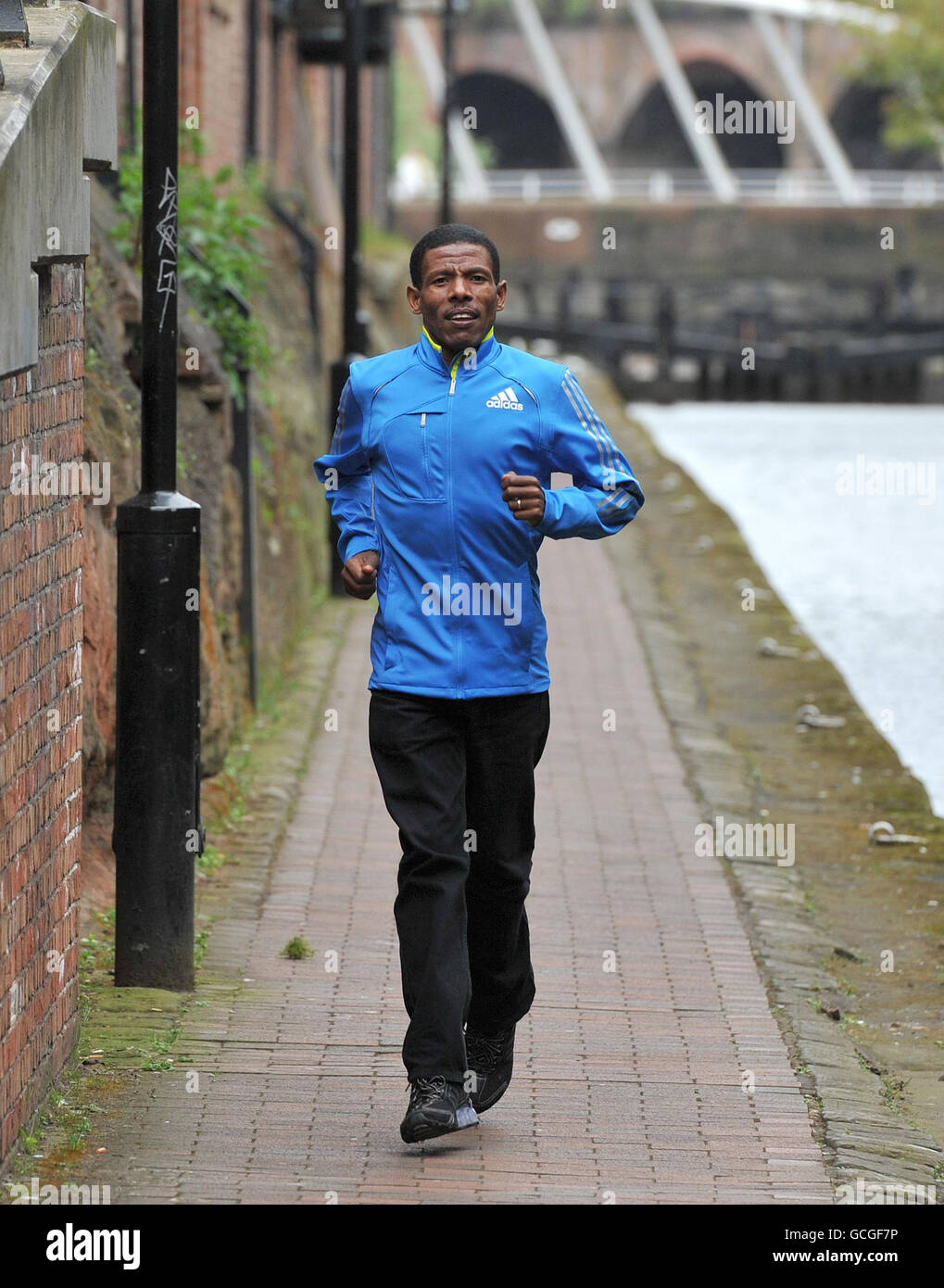 Ethiopian distance runner Haile Gebrselassie runs alongside the Manchester  Ship Canal in Manchester Stock Photo - Alamy