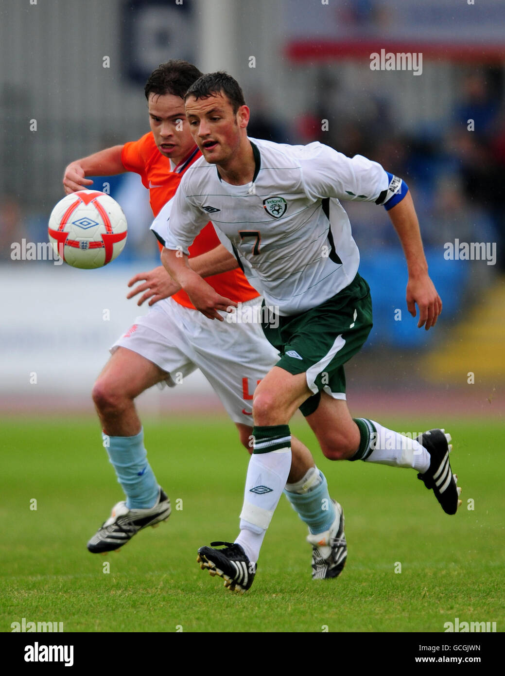 The Netherlands' Jeffrey Bruinier (left) battles for the ball with Ireland's Gary Messett Stock Photo
