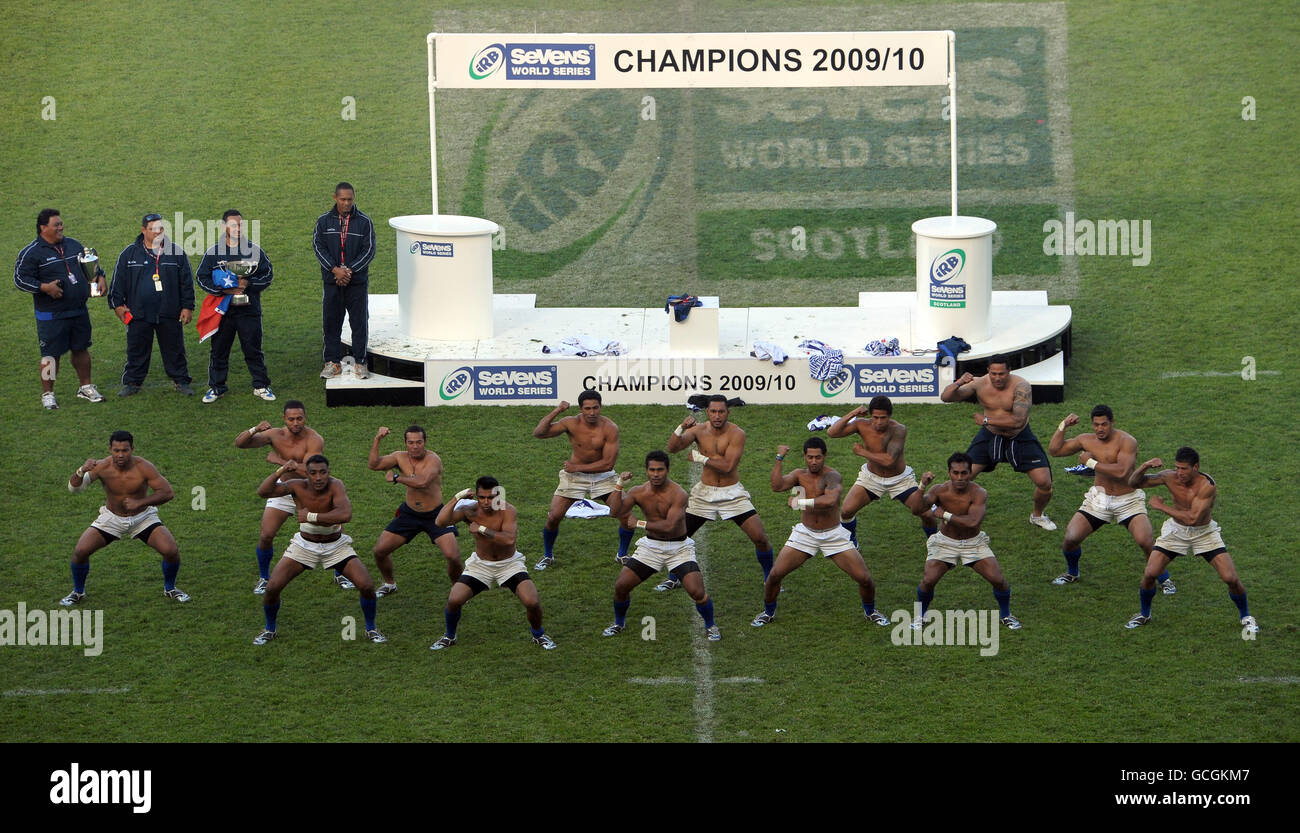 Rugby Union - Emirates Sevens - IRB World Series 2010 - Day Two - Murrayfield. Samoa perform a Manu siva tau (samoan war dance) after winning the IRB Sevens World series 2009/2010 Stock Photo