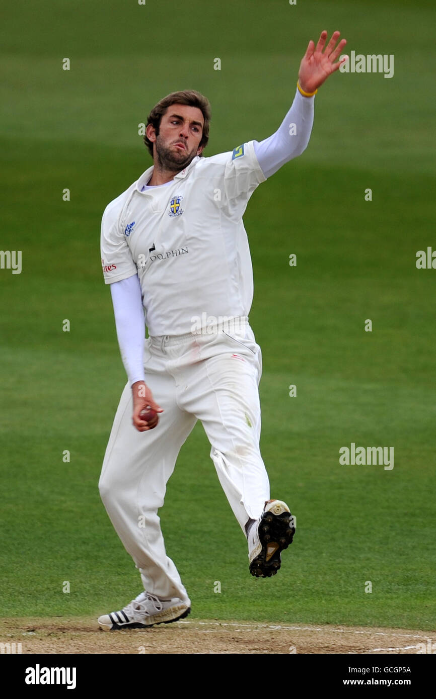 Cricket - Liverpool Victoria County Championship - Division One - Day Three - Nottinghamshire v Durham - Trent Bridge. Durham's Liam Plunkett bowling against Nottinghamshire Stock Photo