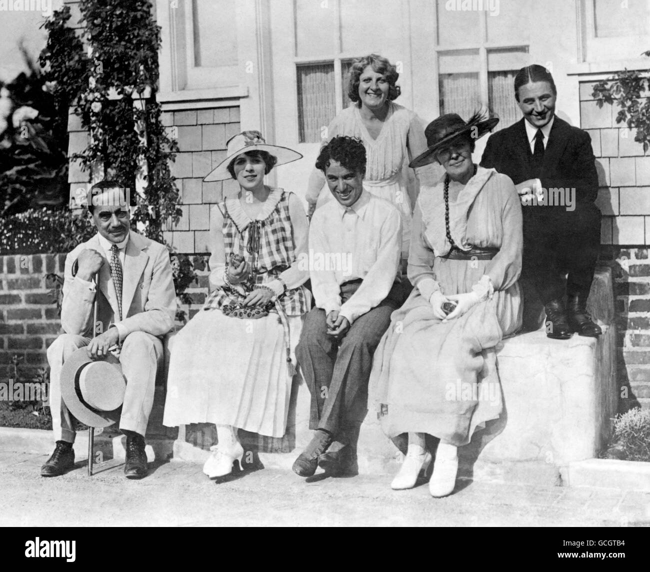 Group photograph taken in Los Angeles, Top row- Mr and Mrs Syd Chaplin, Bottom row - Miss Iza Claire's manager, Miss Iza Claire (actress), Charlie Chaplin, and Mrs Claire. Circa Date. Stock Photo