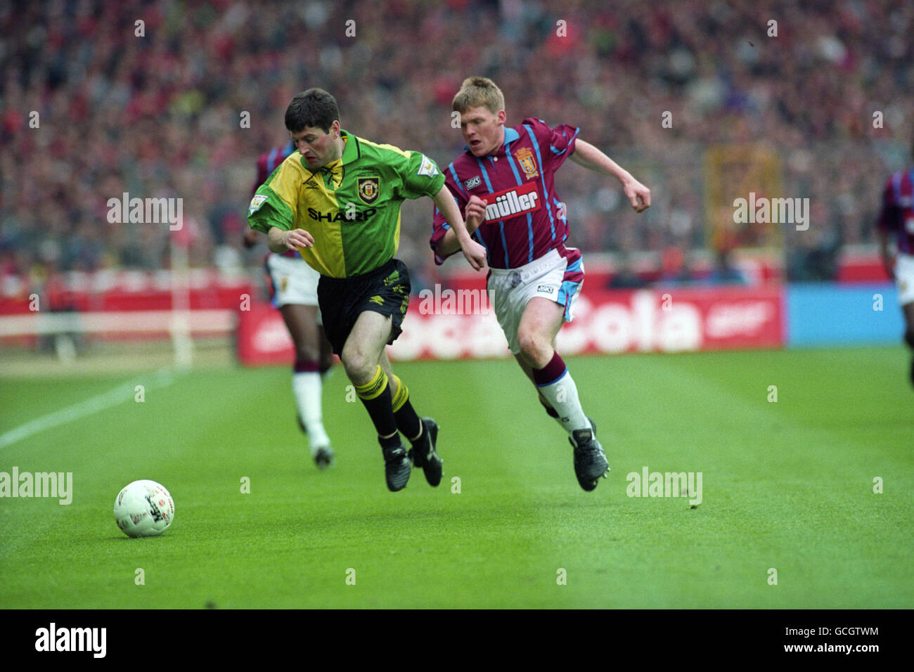 (l-r) Denis Irwin, Manchester United, and Graham Fenton, Aston Villa. Stock Photo