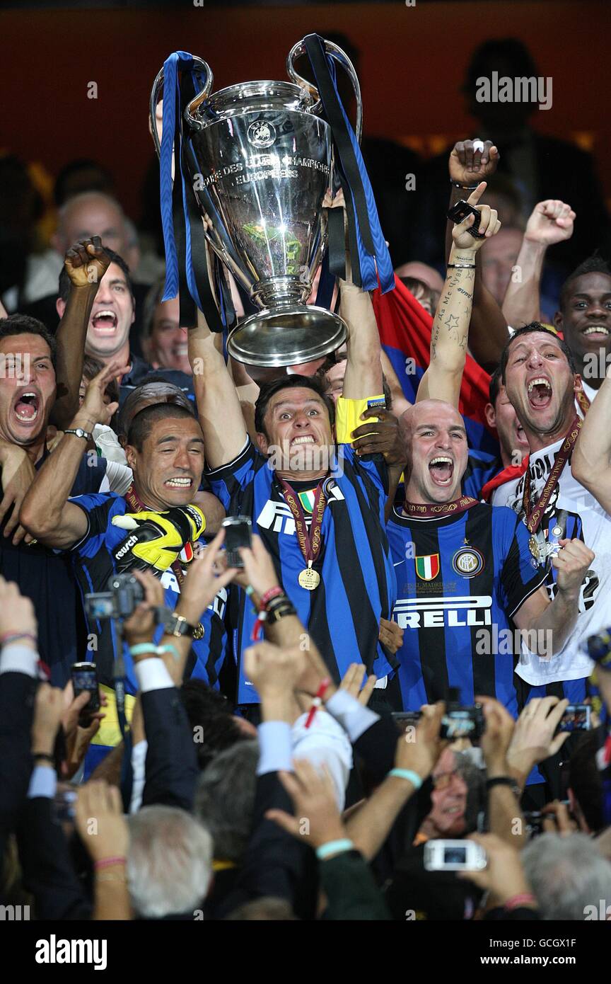 Inter Milan captain Javier Zanetti lifts the UEFA Champions League trophy  Stock Photo - Alamy