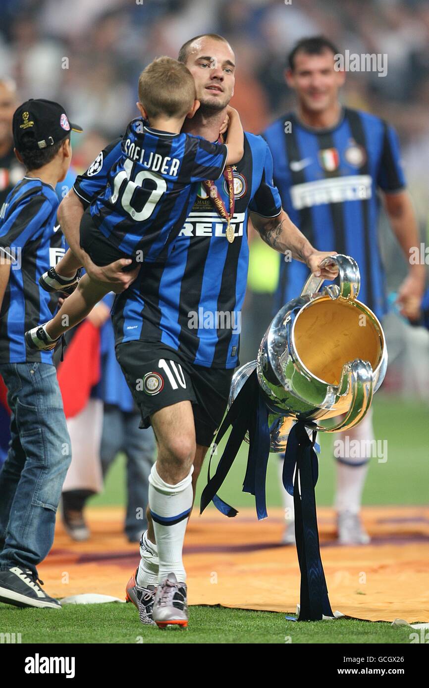 Soccer - UEFA Champions League - Final - Bayern Munich v Inter Milan -  Santiago Bernabeu. Inter Milan's Wesley Sneijder celebrates winning the  UEFA Champions League trophy Stock Photo - Alamy