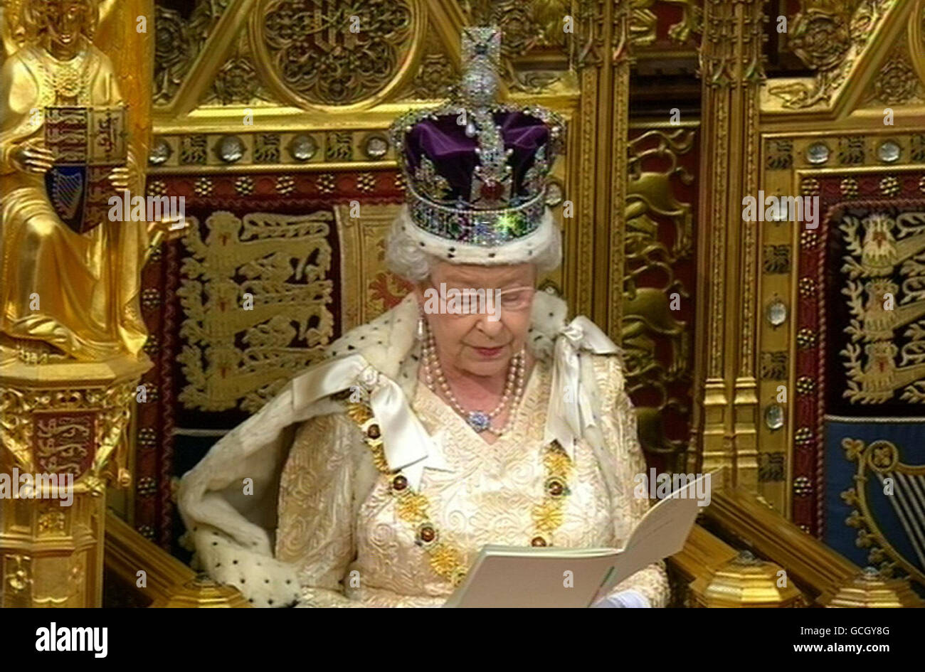 Queen Elizabeth II wears the Imperial State Crown at the State Opening Of  Parliament in London on November 15, 2006. Anwar Hussein/EMPICS  Entertainment Stock Photo - Alamy