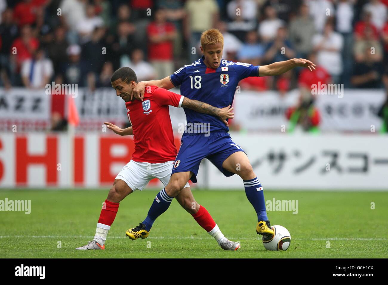Soccer - International Friendly - Japan v England - UPC-Arena. Japan's Keisuke Honda (right) and England's Aaron Lennon (left) battle for the ball Stock Photo