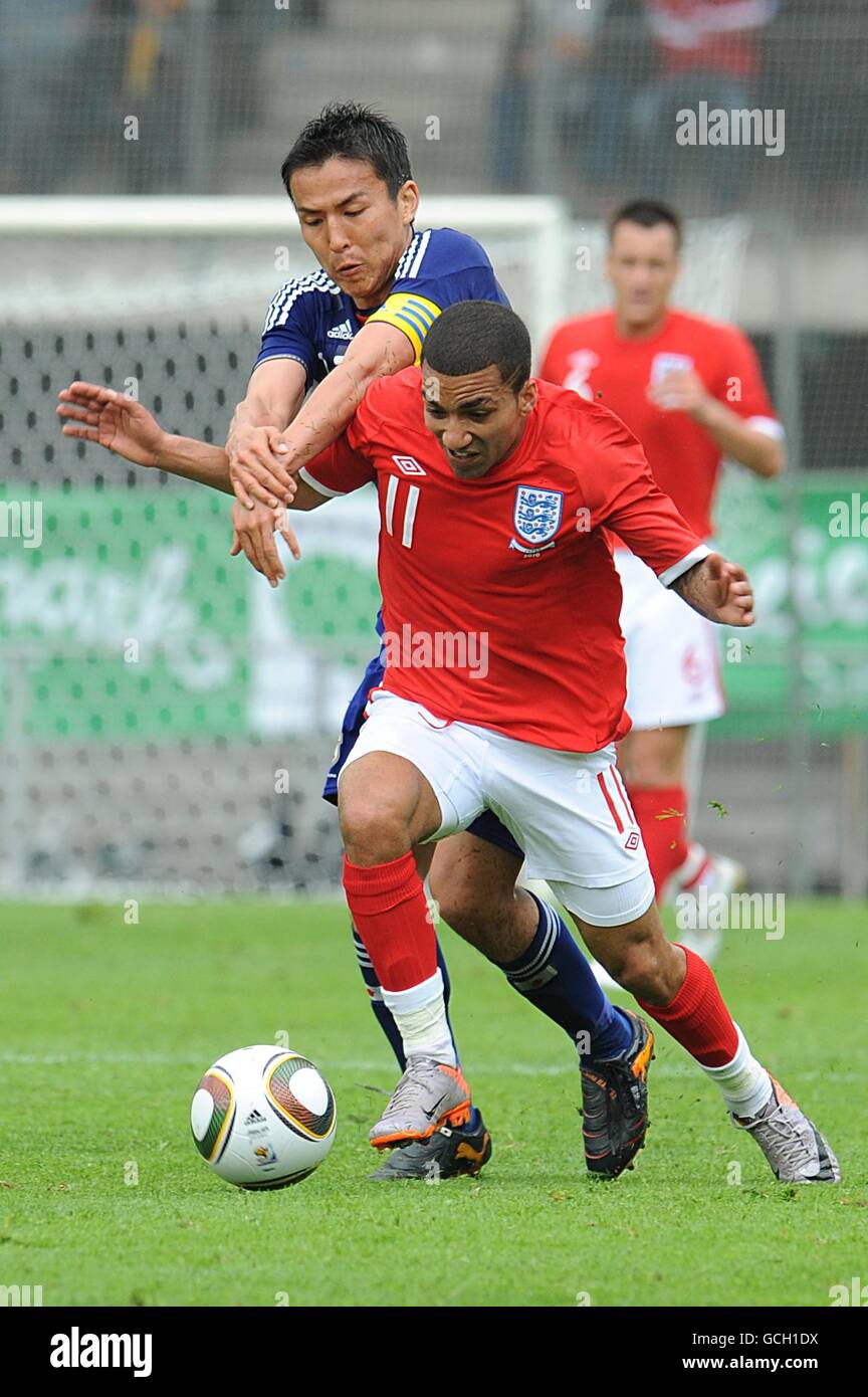 Soccer - International Friendly - Japan v England - UPC-Arena. Japan's Makoto Hasebe (left) and England's Aaron Lennon battle for the ball Stock Photo