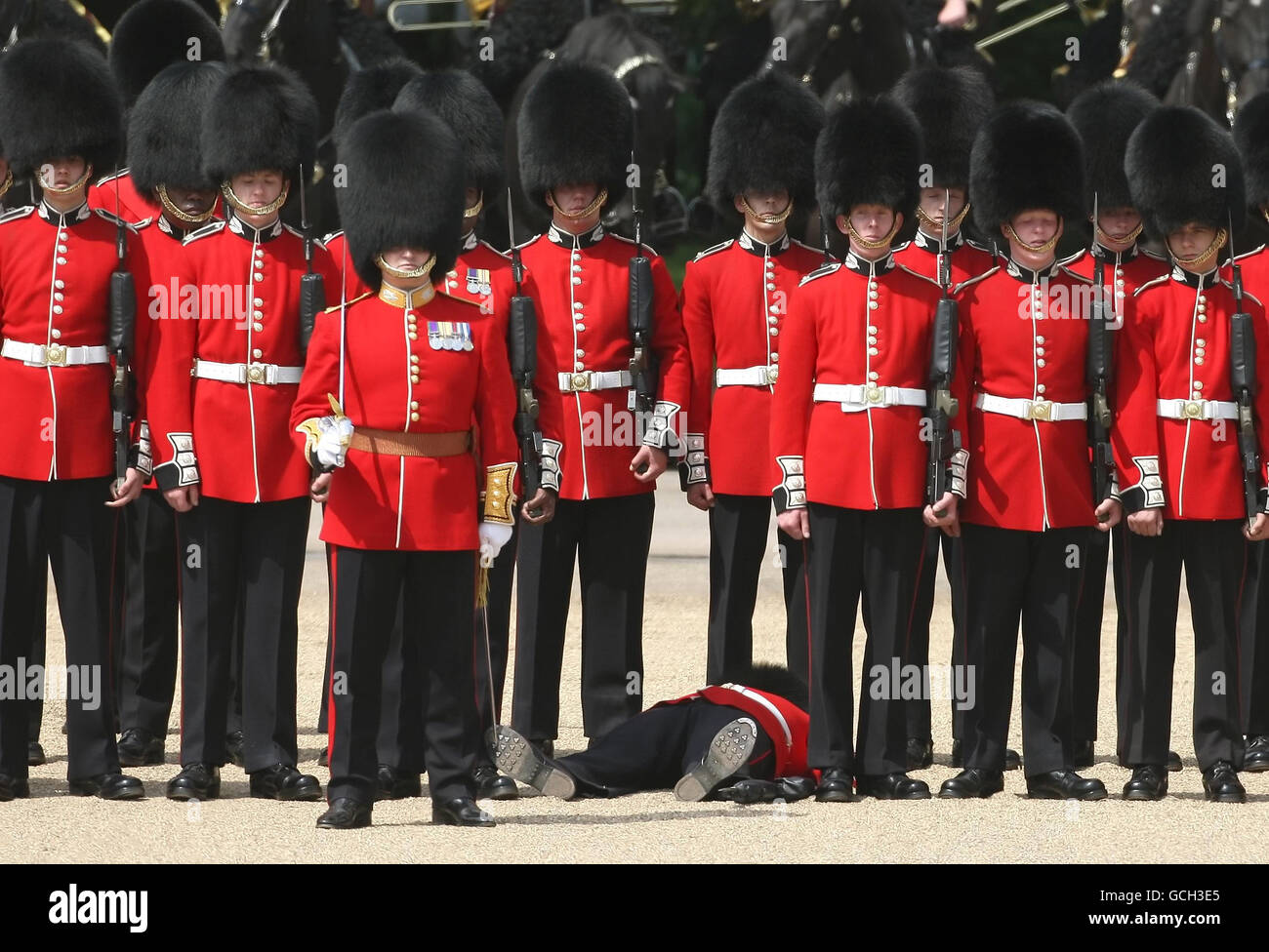 Выполнение команды выйти из строя. Выйти из строя то их. Выполнение воинского приветствия в строю. Выход из строя и подход к начальнику. Подход отход к начальнику при награждении.