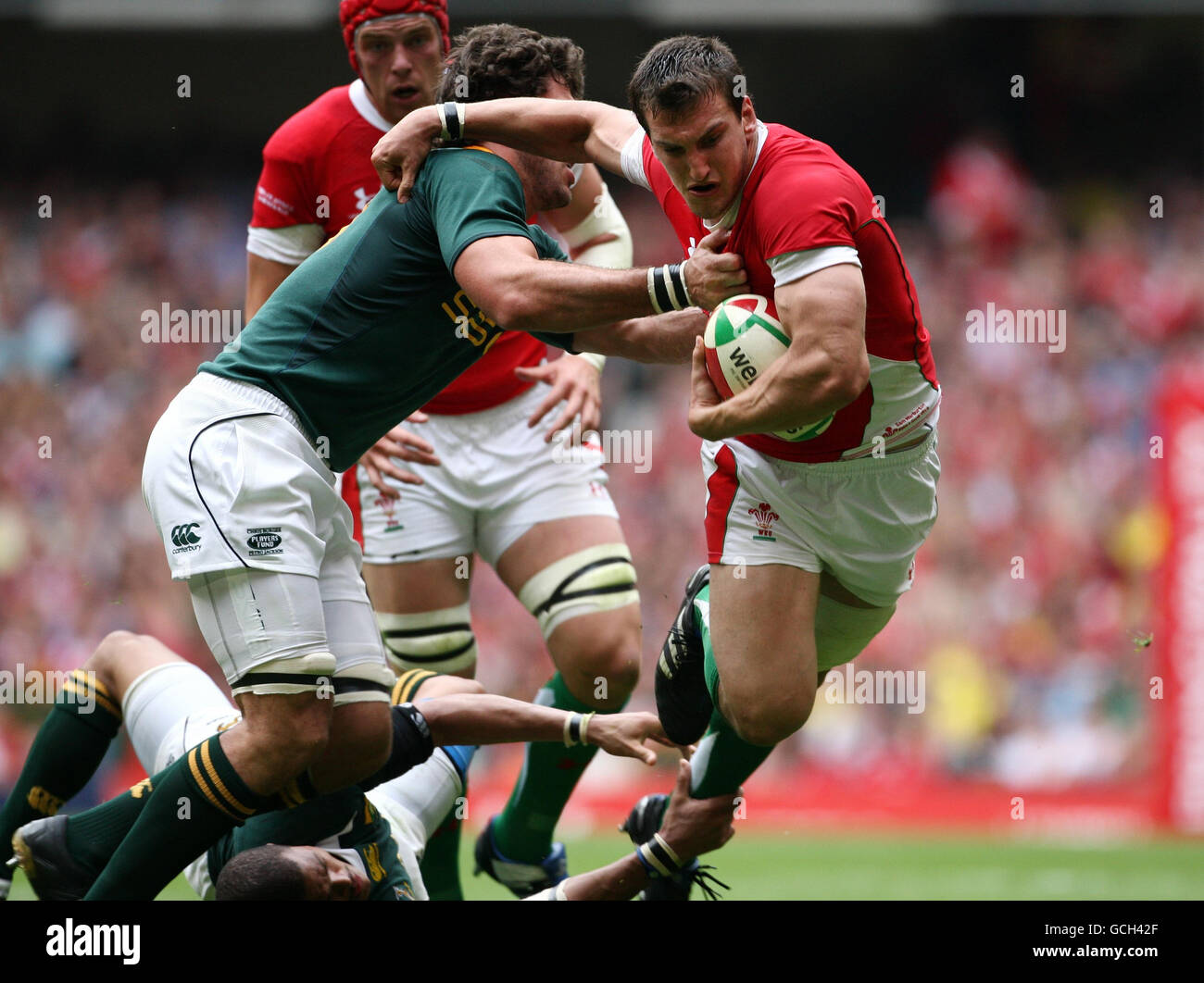 Rugbyu wales action tackling ball mangsk hi-res stock photography and ...