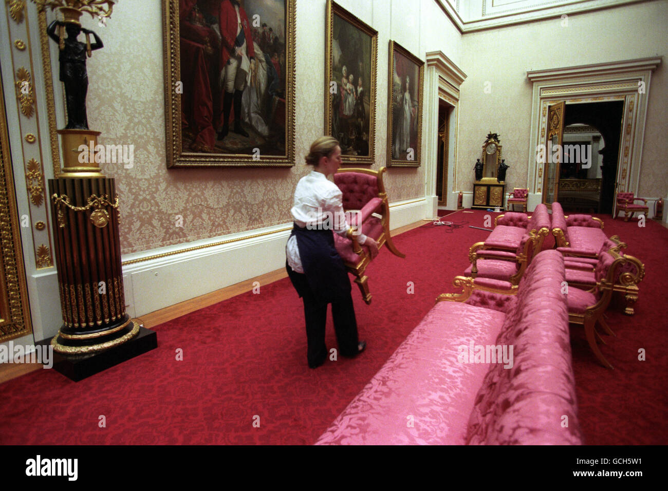 THE EAST GALLERY AT BUCKINGHAM PALACE, LONDON, RECEIVES ITS FINISHING TOUCHES BEFORE IT OPENS ITS DOORS TO THE PUBLIC FROM THE 5TH OF AUGUST UNTIL THE 4TH OF OCTOBER 1998. Stock Photo