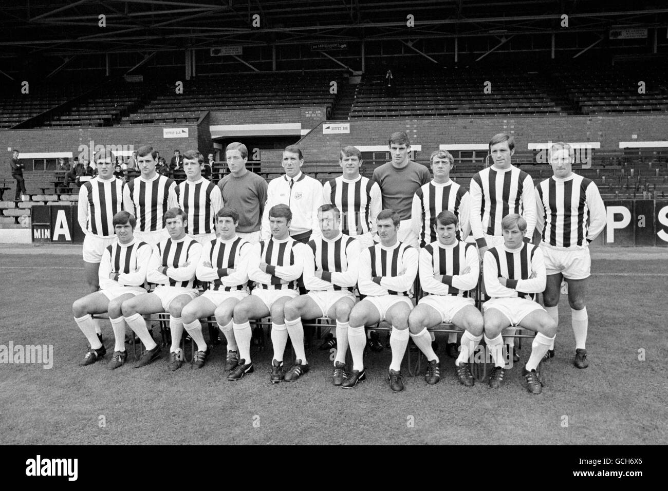 West Bromwich Albion team group. (Back row, L-R) Graham Lovett, Eddie Colquhoun, Ray Wilson, Richard Sheppard, S. Williams (trainer) John Kaye, John Osborne, Clive Clark, Jeff Astle and Dennis Clarke. (Front row, L-R) Bobby Hope, Douglas Fraser, Tony Brown, Graham Williams, John Talbut, Ian Collard, Ronnie Rees and Asa Hartford Stock Photo