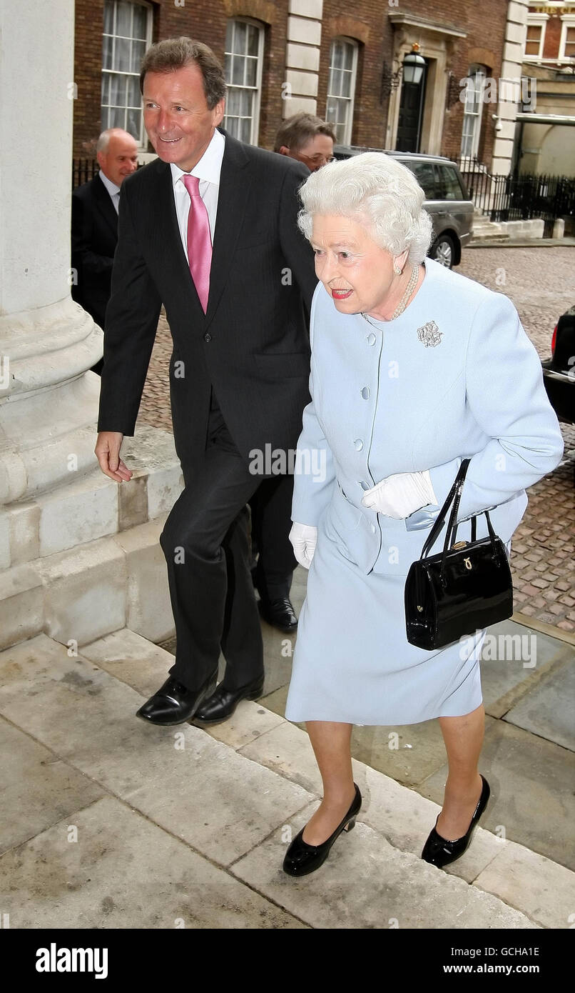 Queen visits Office Stock Photo Alamy