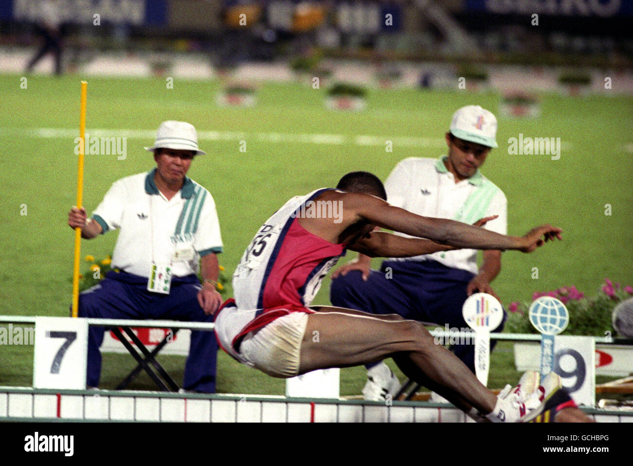 USA's Mike Powell breaking the long jump world record with a jump of 8.95 m Stock Photo Alamy