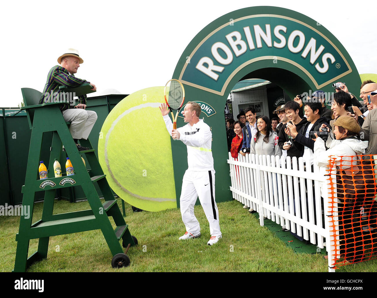 Tennis - 2010 Wimbledon Championships - Day One - The All England Lawn Tennis and Croquet Club Stock Photo