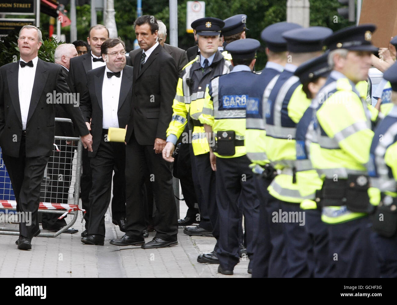 Taoiseach Brian Cowen is jeered by protesters as he arrives for the annual IBEC (Irish Business and Employers Confederation) dinner amid heavy security at Mansion House, Dublin. Stock Photo