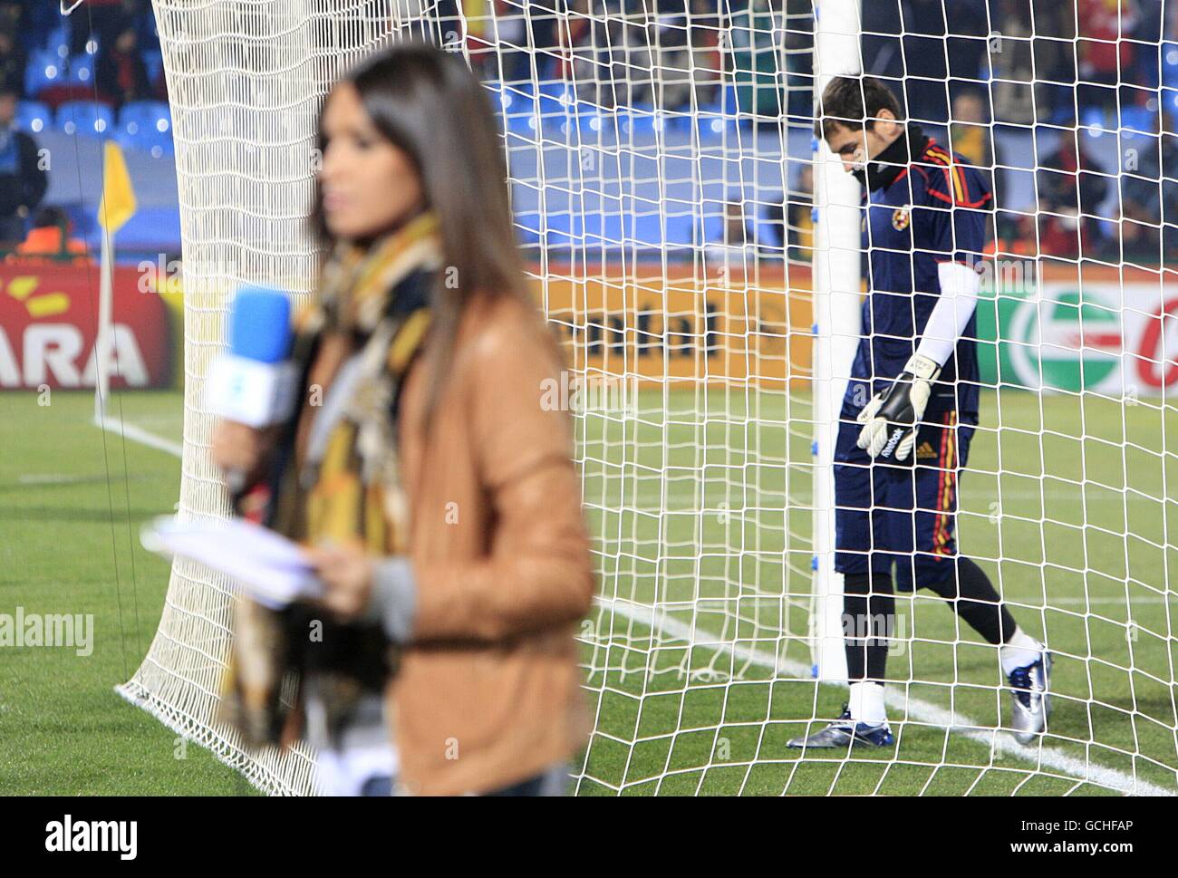 Soccer - 2010 FIFA World Cup South Africa - Group H - Chile v Spain - Loftus Versfeld Stadium. Spain goalkeeper Iker Casillas on the pitch with girlfriend Sara Carbonero prior to the game Stock Photo
