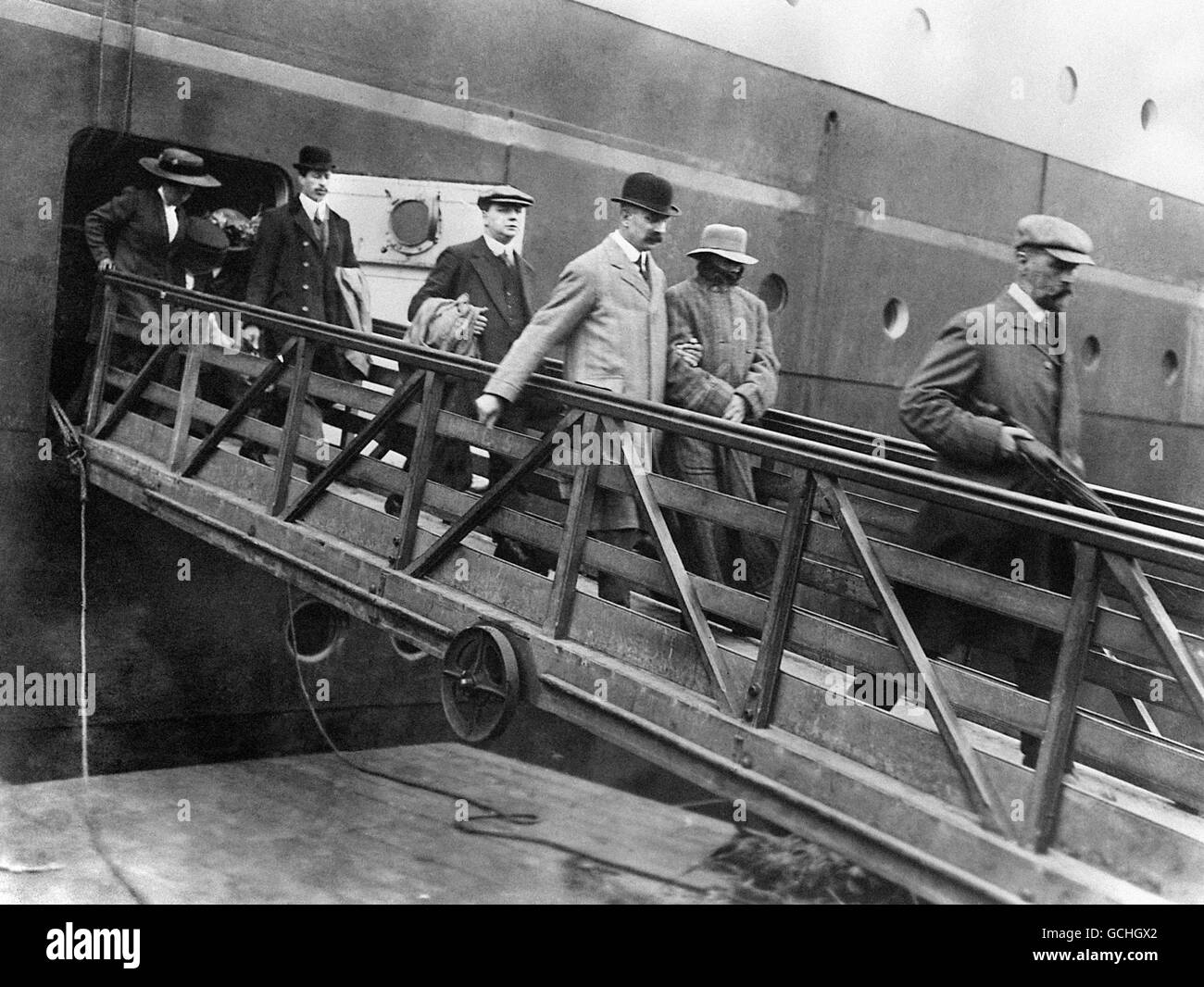 Dr Hawley Harvey Crippen (right) leaving the liner 'Montrose' escorted by Inspector Walter Dew, after he was arrested at sea for the murder of his wife, Belle Elmore. Stock Photo