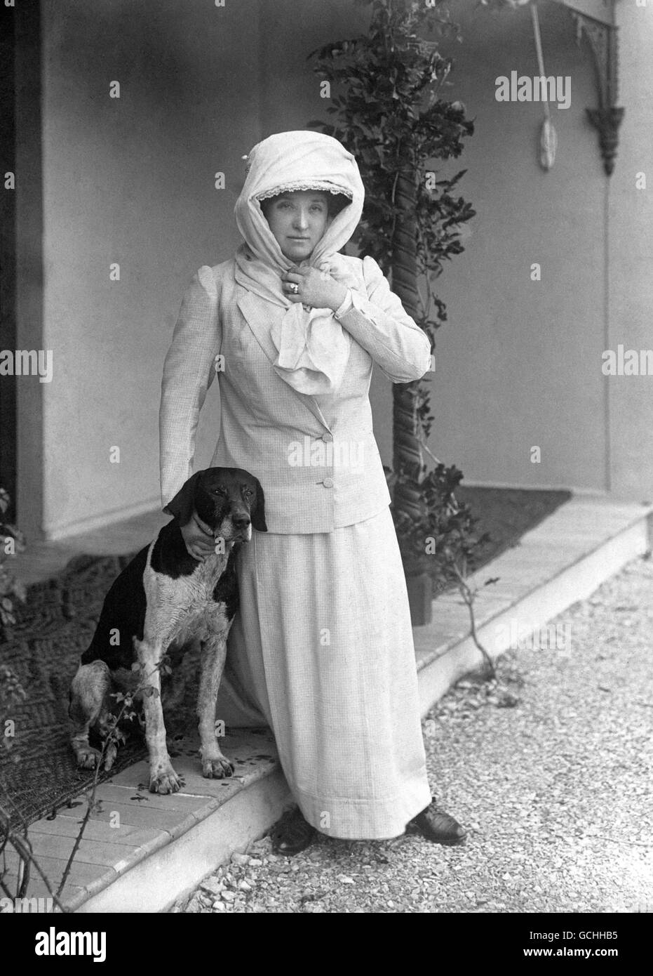 DAME NELLIE MELBA, THE OPERA SINGER, WITH HER PET DOG IN 1913. Stock Photo