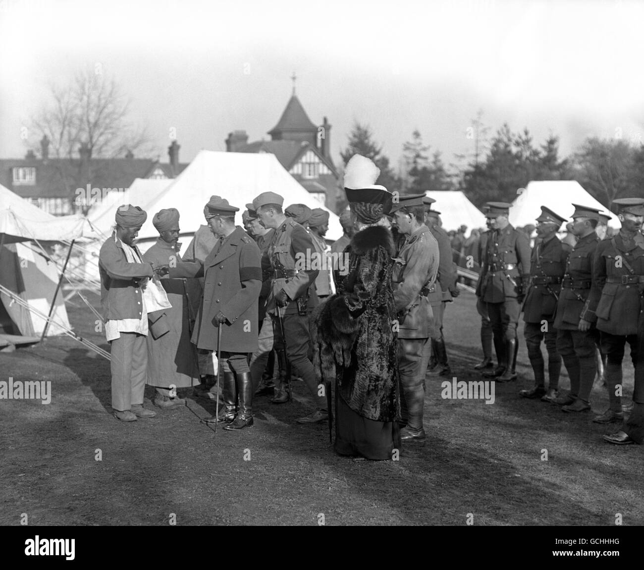 KING GEORGE V INSPECTING WOUNDED INDIAN ARMY SOLDIERS IN THE GROUNDS OF A CONVALESCENT HOSPITAL. 1915. Stock Photo
