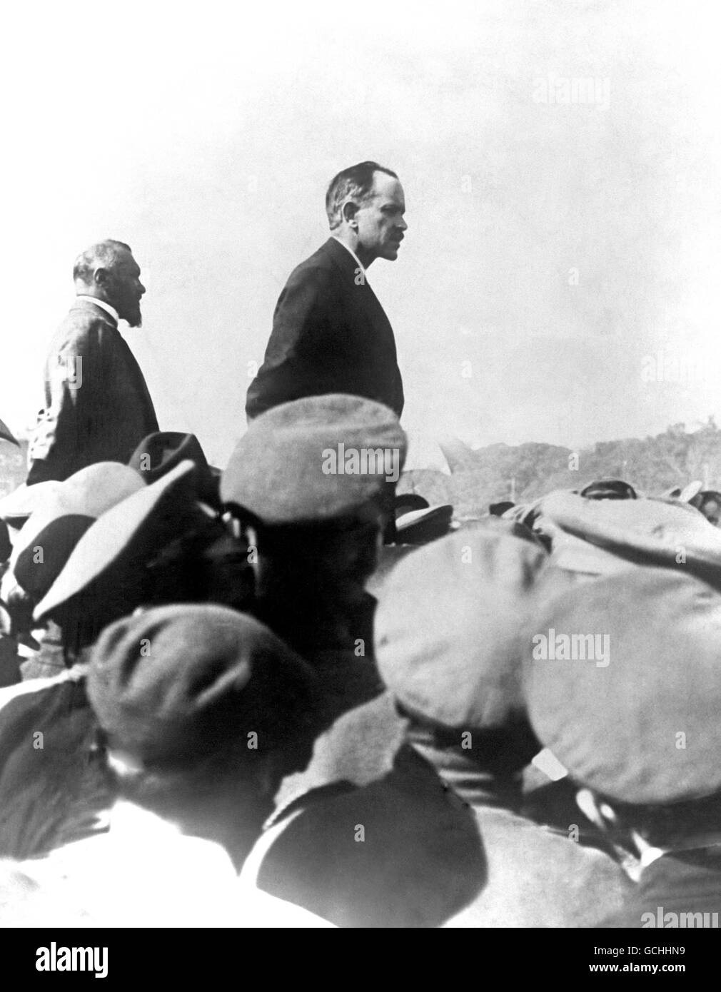 THE BOLSHEVIK LEADERS ADDRESS THEIR FOLLOWERS: LEON TROTSKY (L) AND NIKOLAI LENIN SPEAKING TO A CROWD OF WORKERS AND SOLDIERS ON THE STREETS OF PETROGRAD (FORMERLY ST. PETERSBURG). 1917. Stock Photo