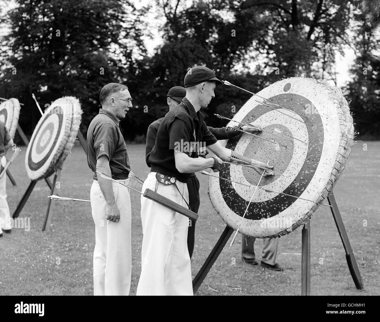 The Grand National Archery Societies 98th meeting - Worcester College Cricket Ground, Oxford. Mr Anthony Wood of RTS & Warwick Archery club draws his arrows from the target after scoring a ball Stock Photo