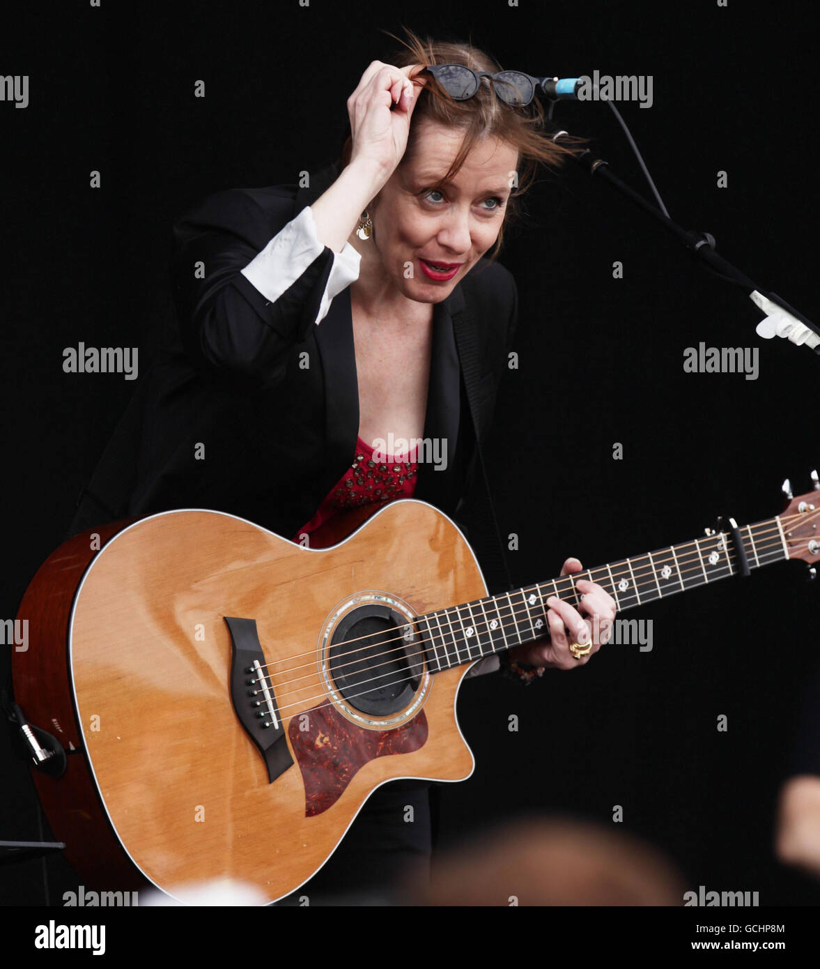 Suzanne vega guitar hi-res stock photography and images - Alamy