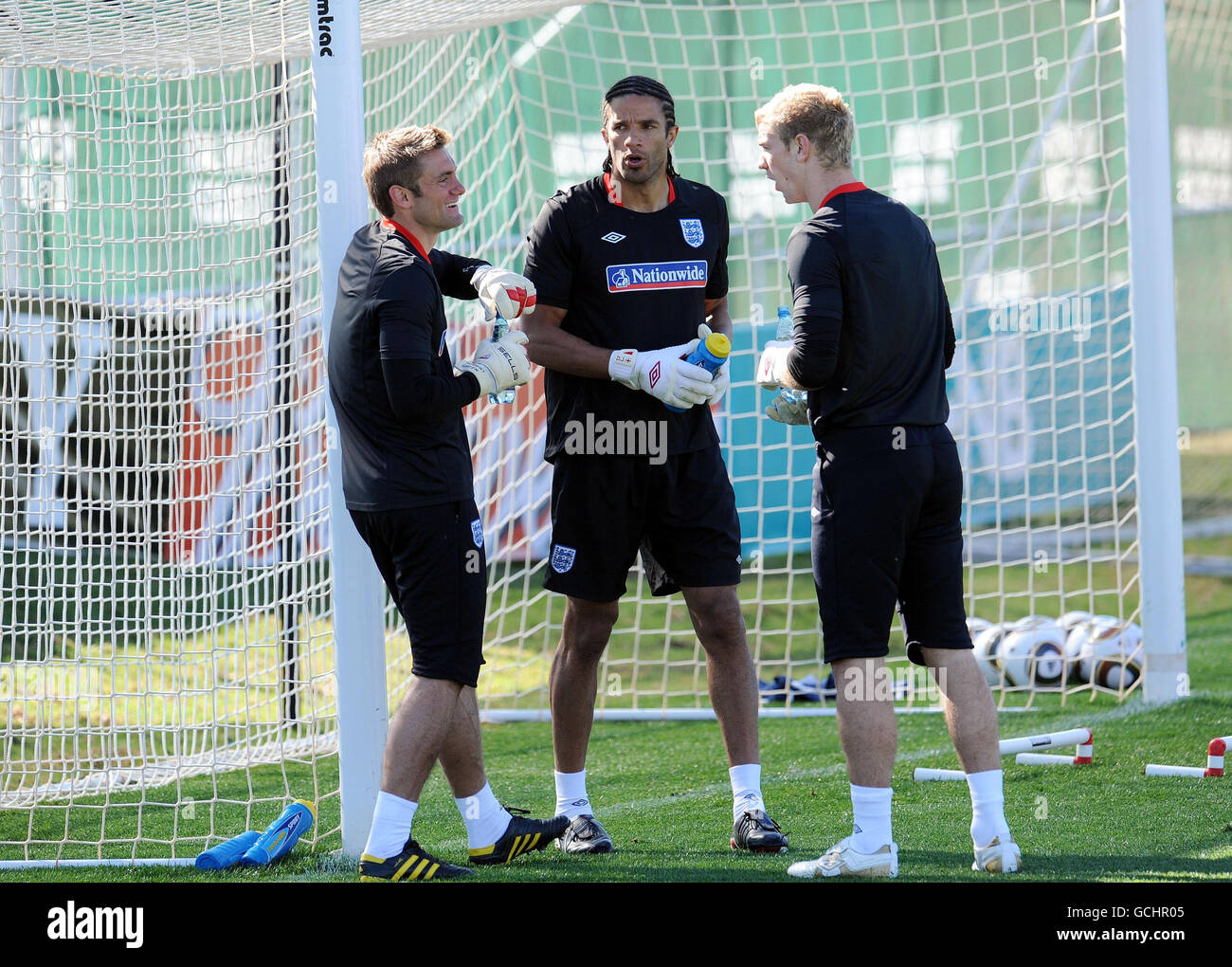 England goalkeeper David James (centre), Robert Green (left) and Joe Hart (right) during the training session at the Royal Bafokeng Sports Complex, Rustenburg, South Africa. Stock Photo