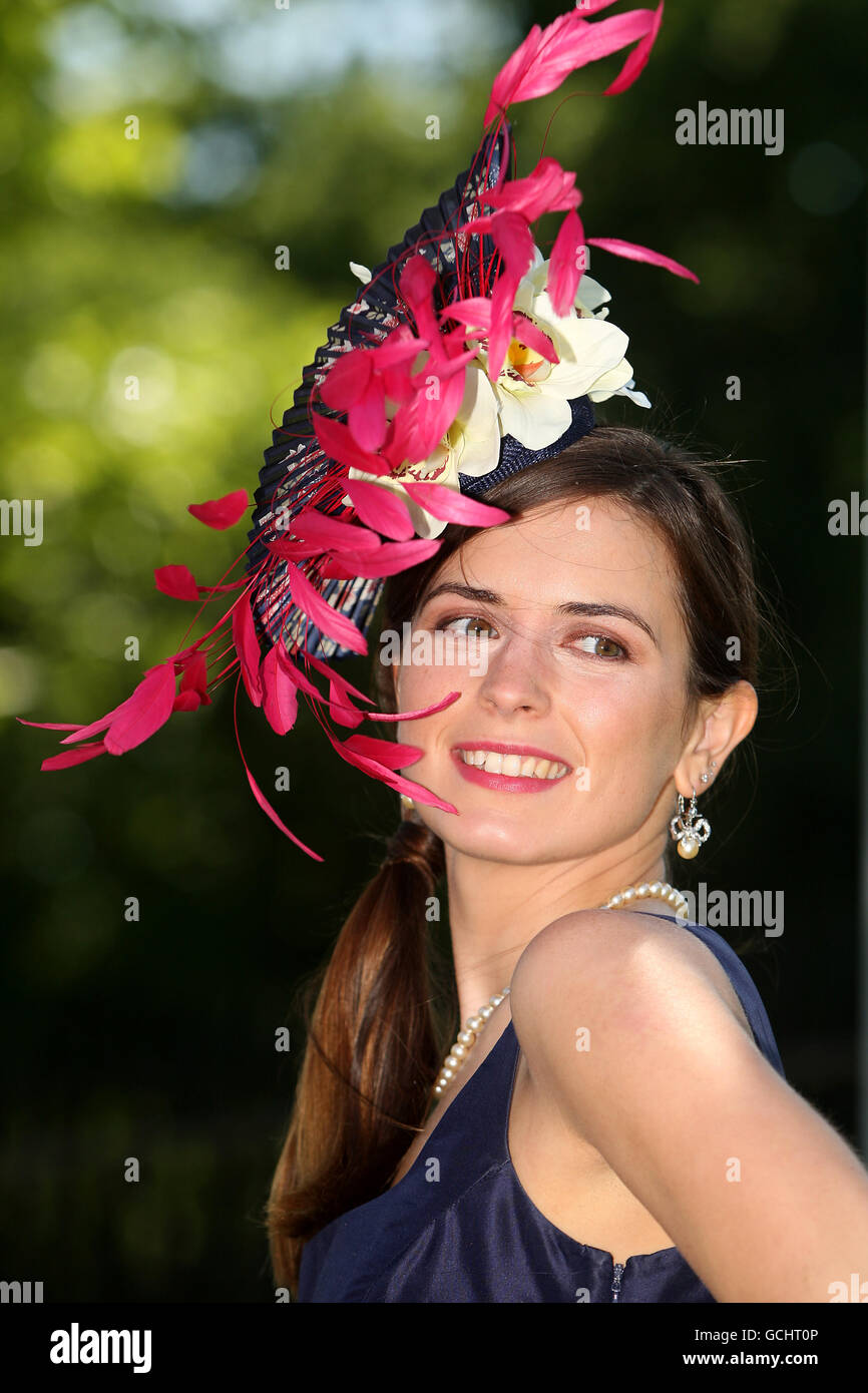 Ladies in hats at ascot racecourse hi-res stock photography and images ...