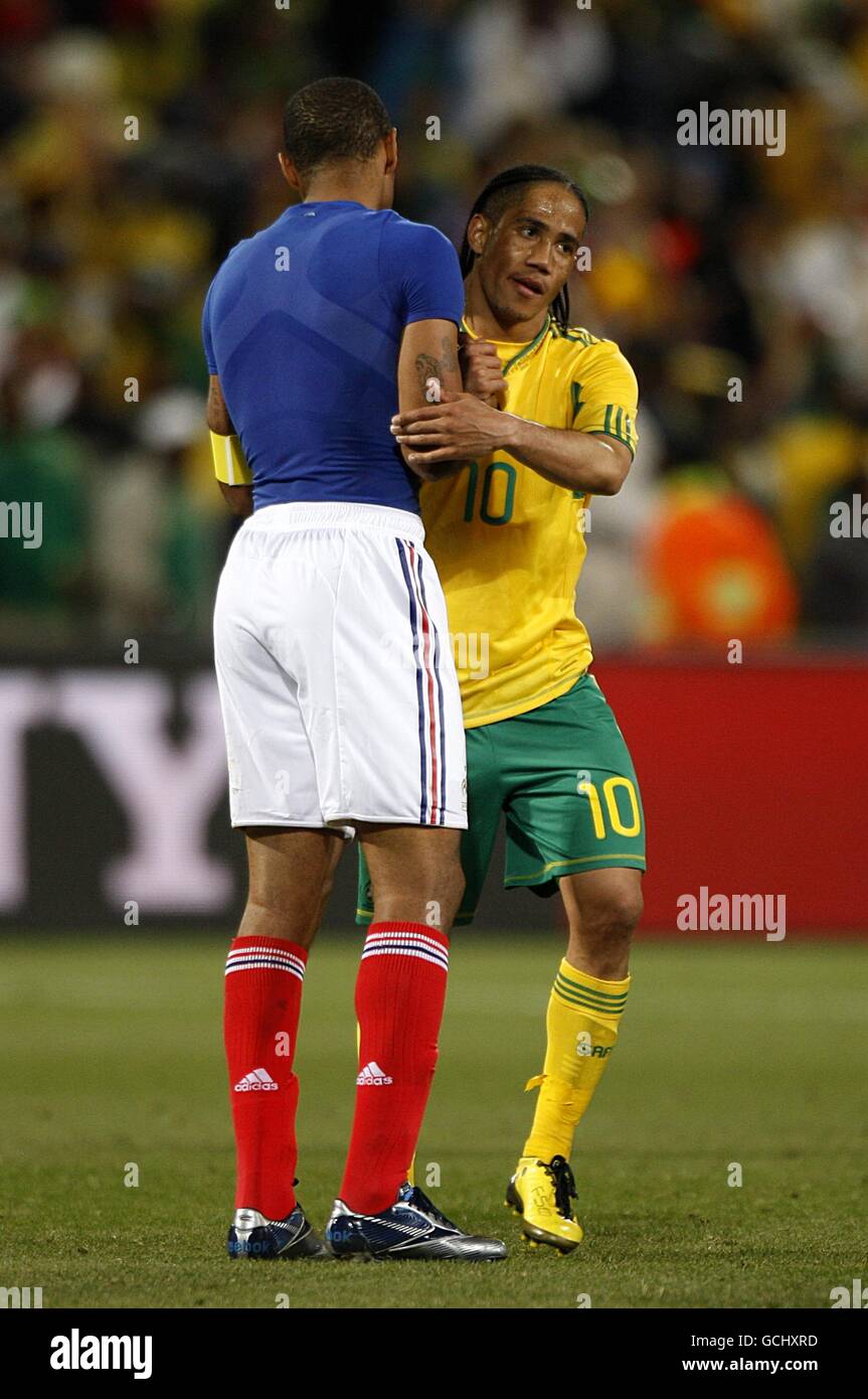 France's Thierry Henry (left) and South Africa's Steven Pienaar (right) console each other after both teams exit the World Cup at the group stage Stock Photo