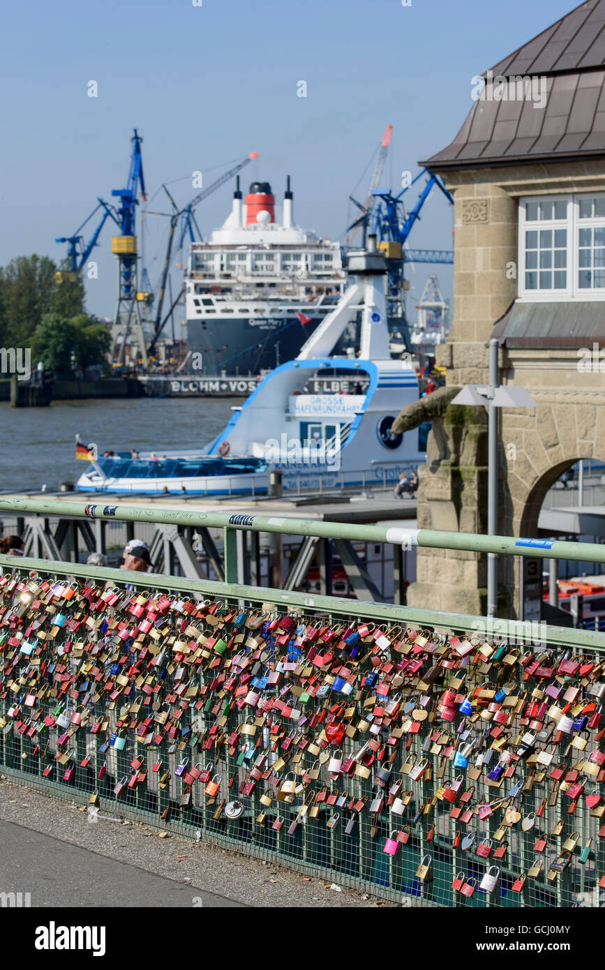 love padlocks at landing pier and  Queen Mary 2 in dock 17,, St. Pauli, Hamburg, Germany Stock Photo