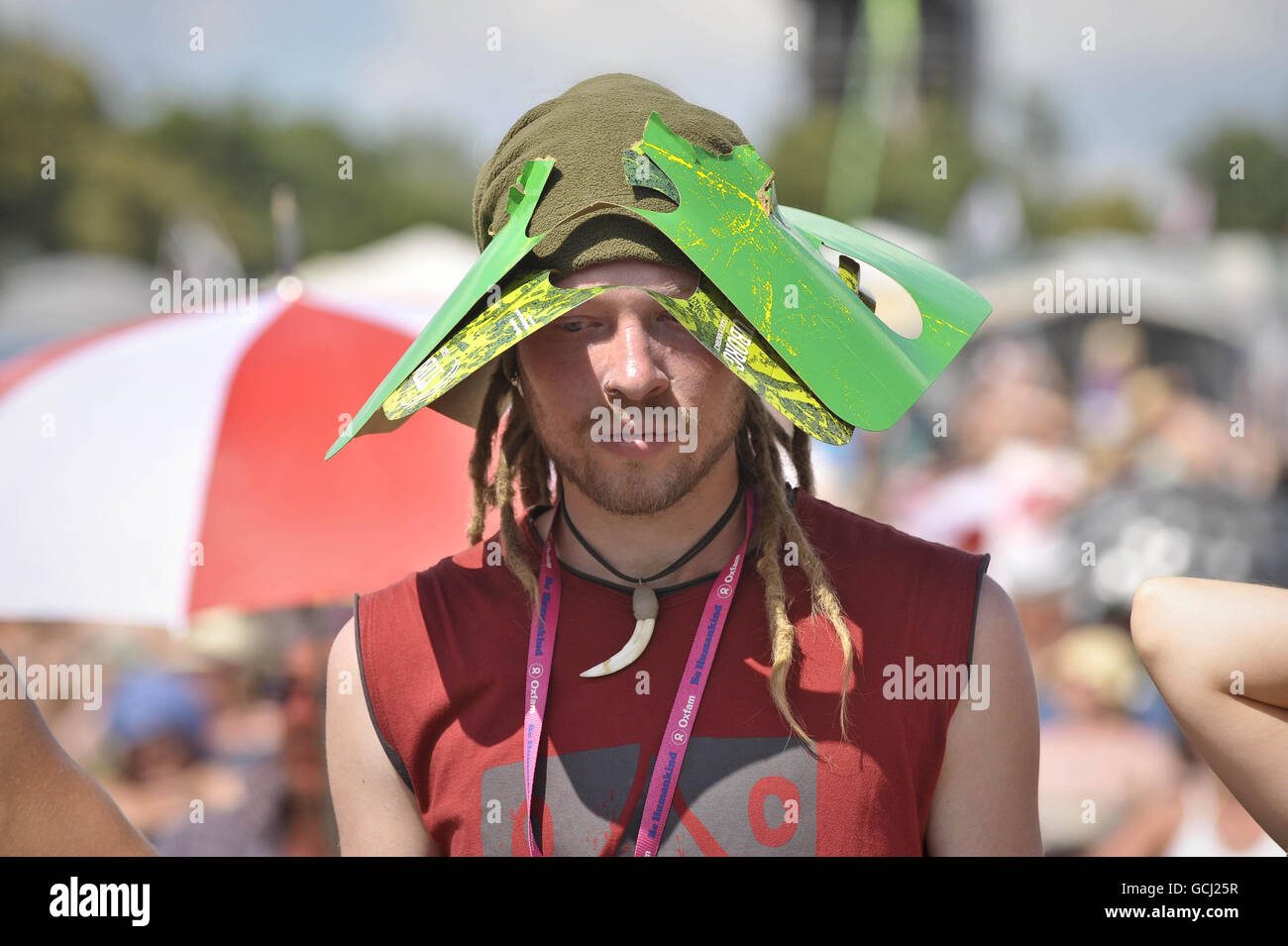 Revellers use whatever they can to seek shade from the sun as temperatures soar during Glastonbury Festival 2010 at Worthy farm in Pilton, Somerset. Stock Photo