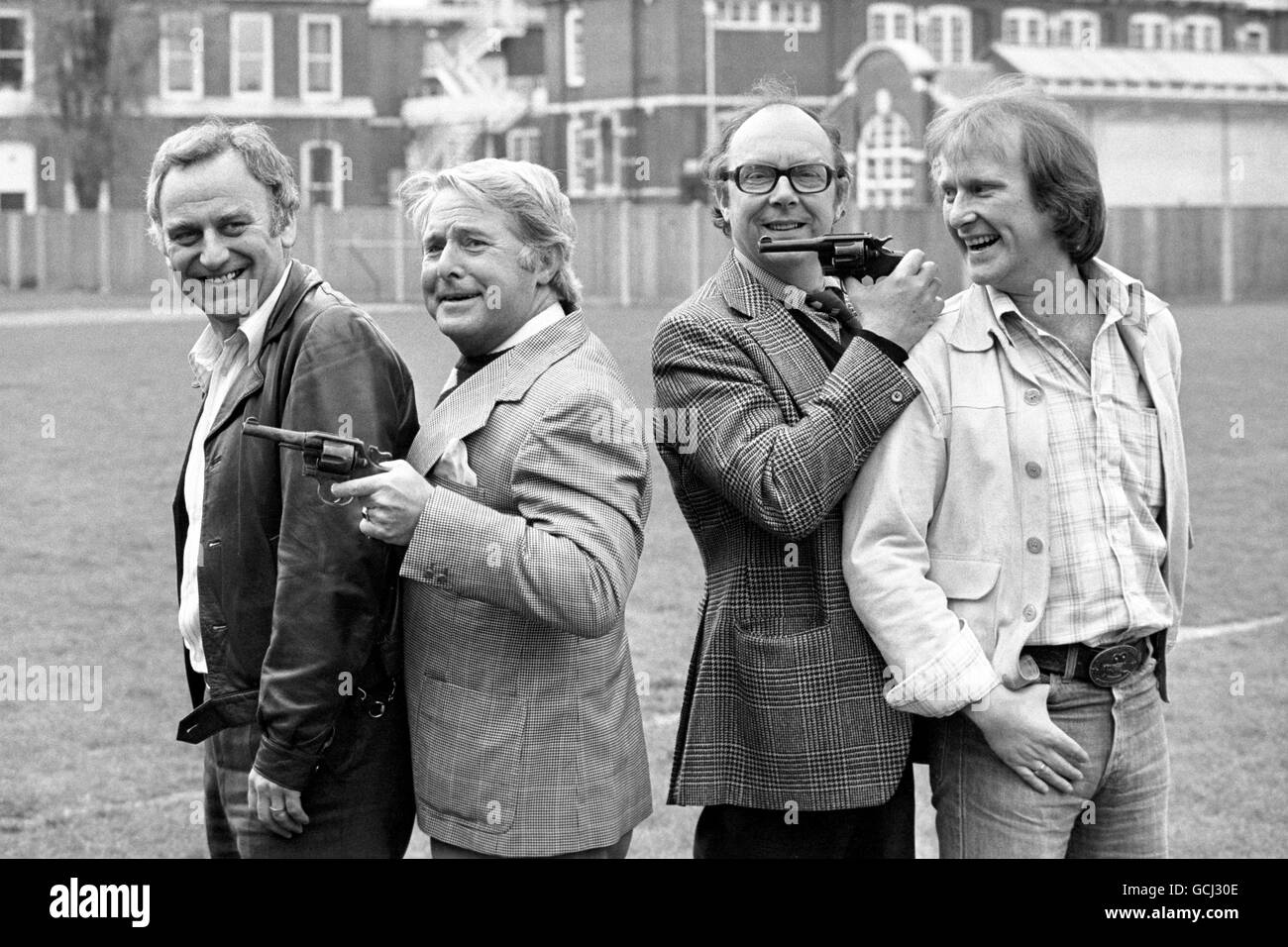 184262-1 Comedians Eric Morecambe and Ernie Wise in the Hammersmith grounds of Euston Films today, where they teamed up with tough crimebusters Carter and Regan of 'The Sweeney' Fame. Inspector Regan, actor John Thaw (left) and Det Sgt Carter, actor Dennis Waterman appeared as gusts on a Morecambe and Wise Christmas show in 1976. They joked they would only appear if Eric and Ernie agreed to appear in their show, and now the quartet will play in The Sweeney: 'Hearts and Minds' an episode of the next series on ITV. Stock Photo