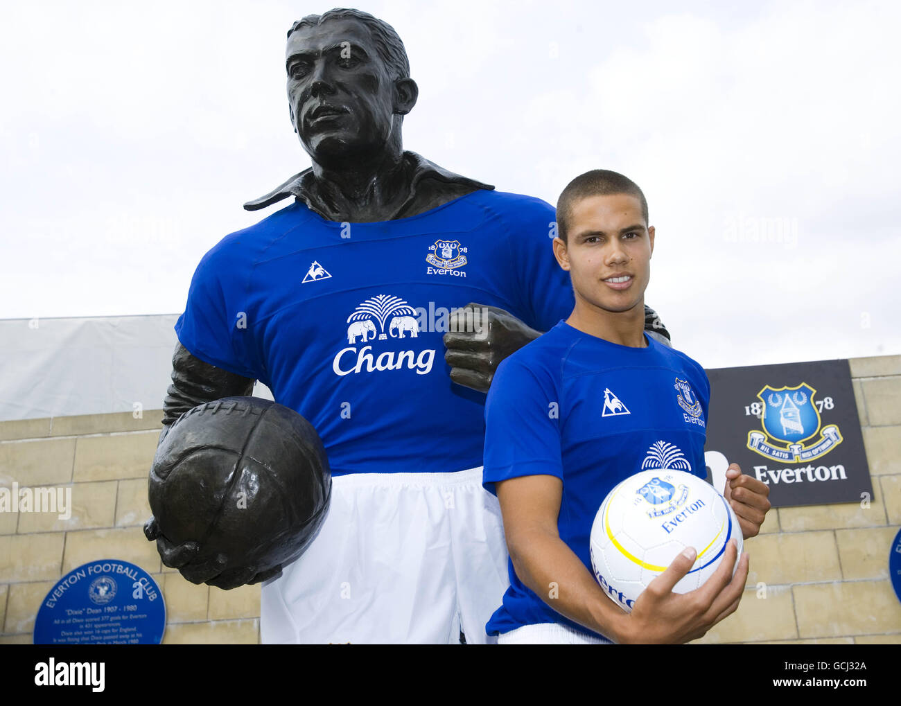 everton new home kit